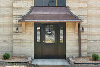 Versailles Apartments in St. Louis, MO - Foto de edificio - Building Photo