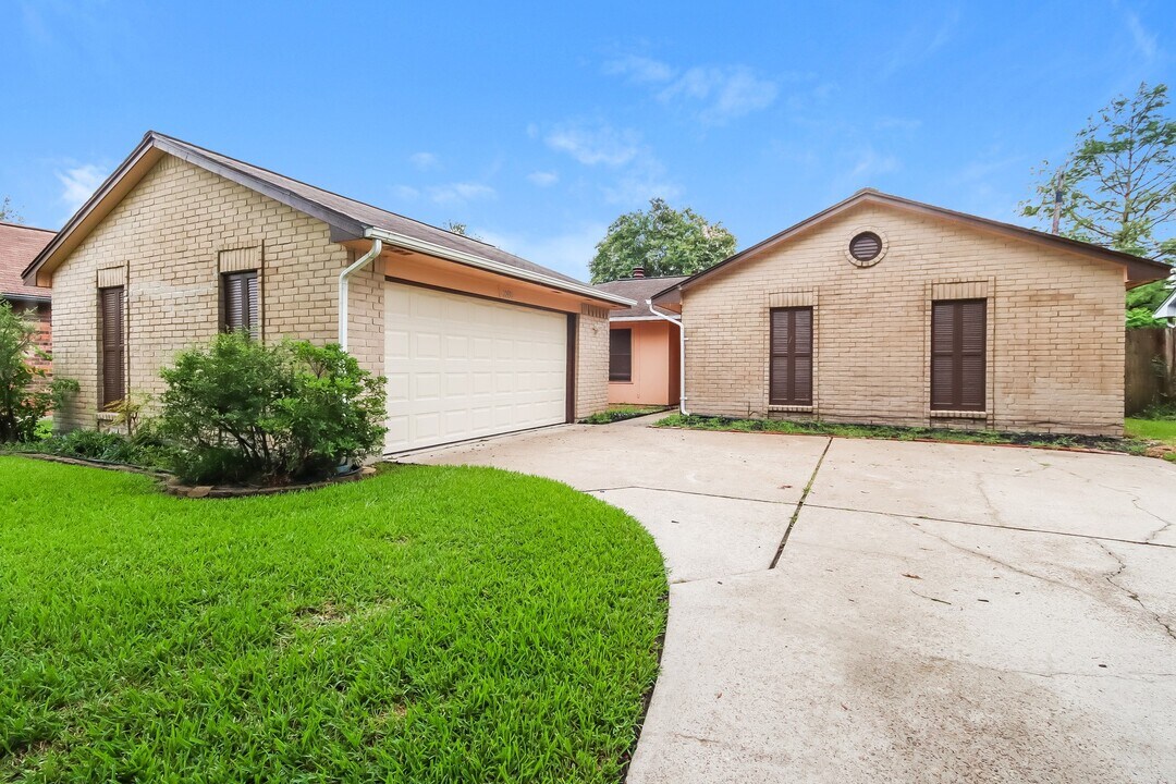 10930 Rosewood Ct in La Porte, TX - Building Photo