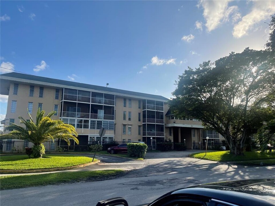 4848 NW 24th Ct, Unit 209 in Lauderdale Lakes, FL - Building Photo