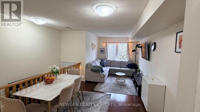 1050 Bristol Rd W in Mississauga, ON - Building Photo - Building Photo