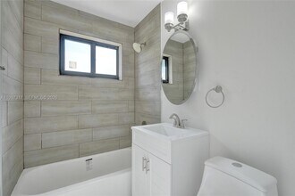 136 Miami Gardens Rd in West Park, FL - Building Photo - Building Photo