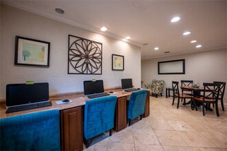 The Apartments at Oak Creek in Clearwater, FL - Foto de edificio - Interior Photo