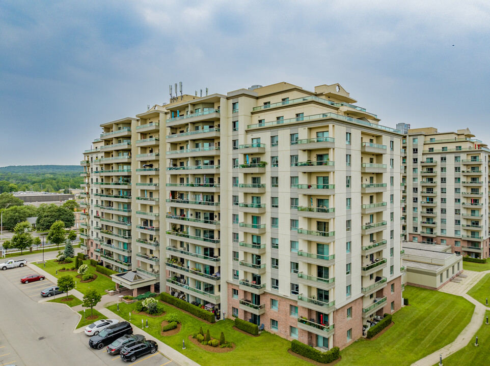 The Magnolia at the Royal Gardens in Burlington, ON - Building Photo