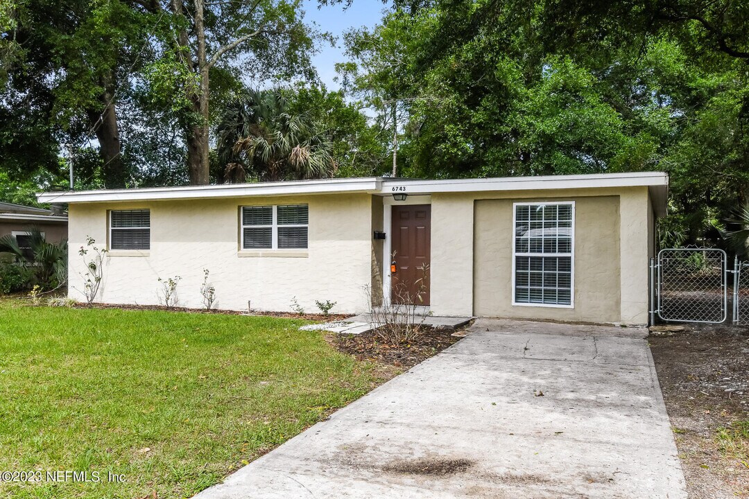 6743 Morgana Rd N in Jacksonville, FL - Building Photo
