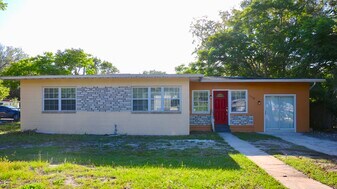 110 N Palm Ave in Palatka, FL - Building Photo