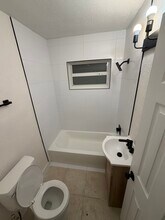 2111 NW 93rd St in Miami, FL - Foto de edificio - Building Photo