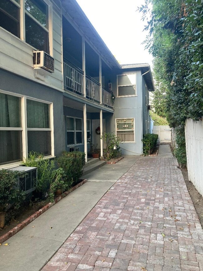 5806 Coldwater Canyon Ave, Unit #6 in Los Angeles, CA - Building Photo - Building Photo