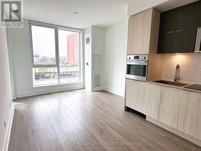 1-421 Belsize Dr in Toronto, ON - Building Photo - Building Photo