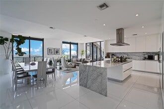 88 SW 7th St in Miami, FL - Building Photo - Building Photo