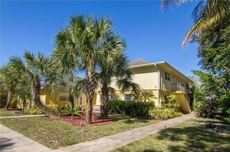 1219 Solana Rd, Unit 18 in Naples, FL - Foto de edificio - Building Photo