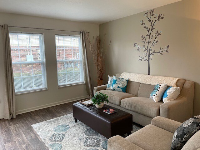 Eleven Oaks Apartments in Louisville, KY - Building Photo