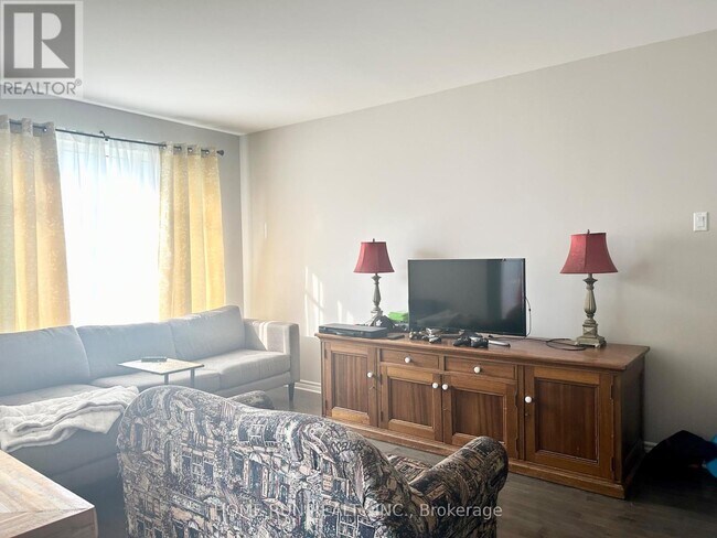 243 Brambling Way in Ottawa, ON - Building Photo - Building Photo