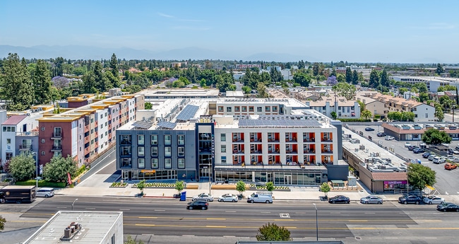 Ensemble at Northridge in Northridge, CA - Foto de edificio - Building Photo