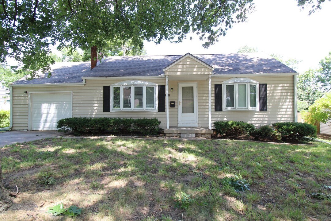 6111 Shawnee in Mission, KS - Foto de edificio