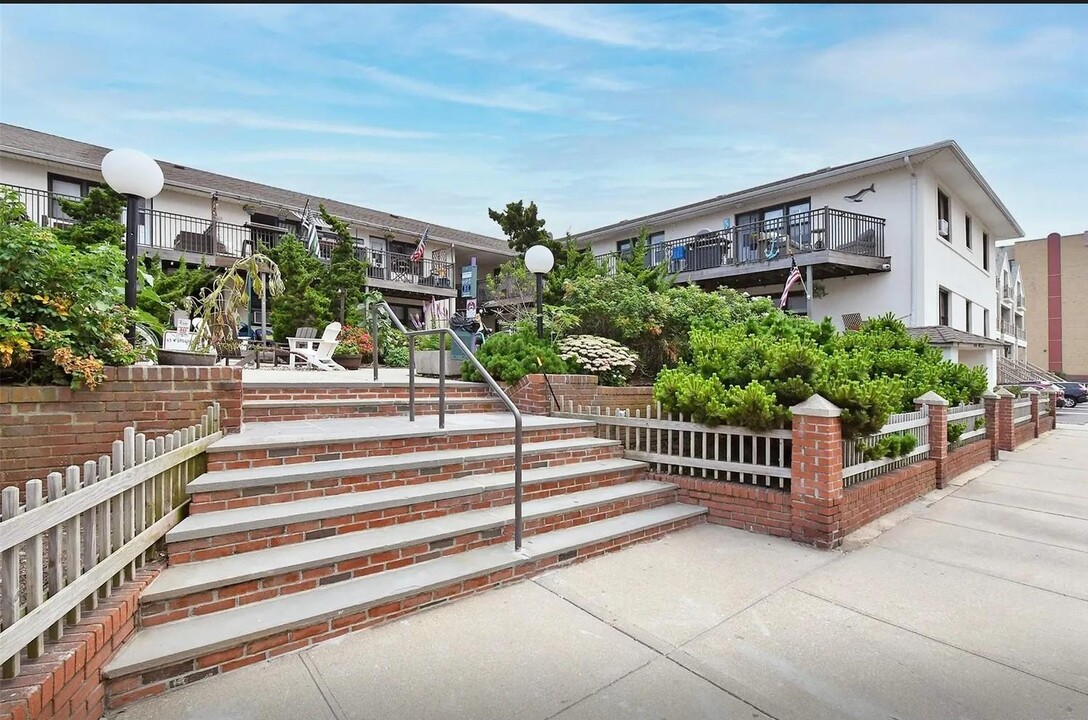 65 W Broadway in Long Beach, NY - Building Photo