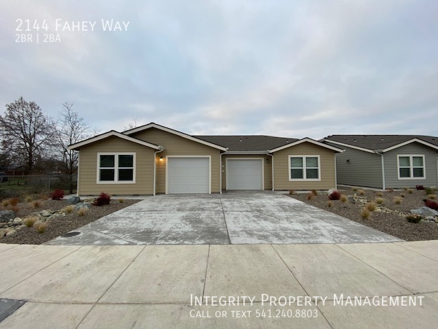 2144 Fahey Way in Grants Pass, OR - Building Photo