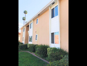 113 N. Parish Pl in Burbank, CA - Foto de edificio - Building Photo