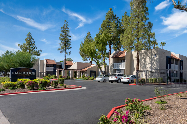 Oakridge Apartments in Phoenix, AZ - Foto de edificio - Building Photo