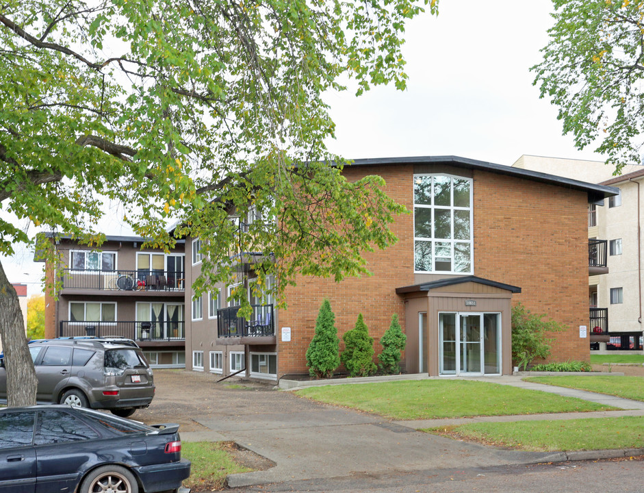 10651 104 St NW in Edmonton, AB - Building Photo