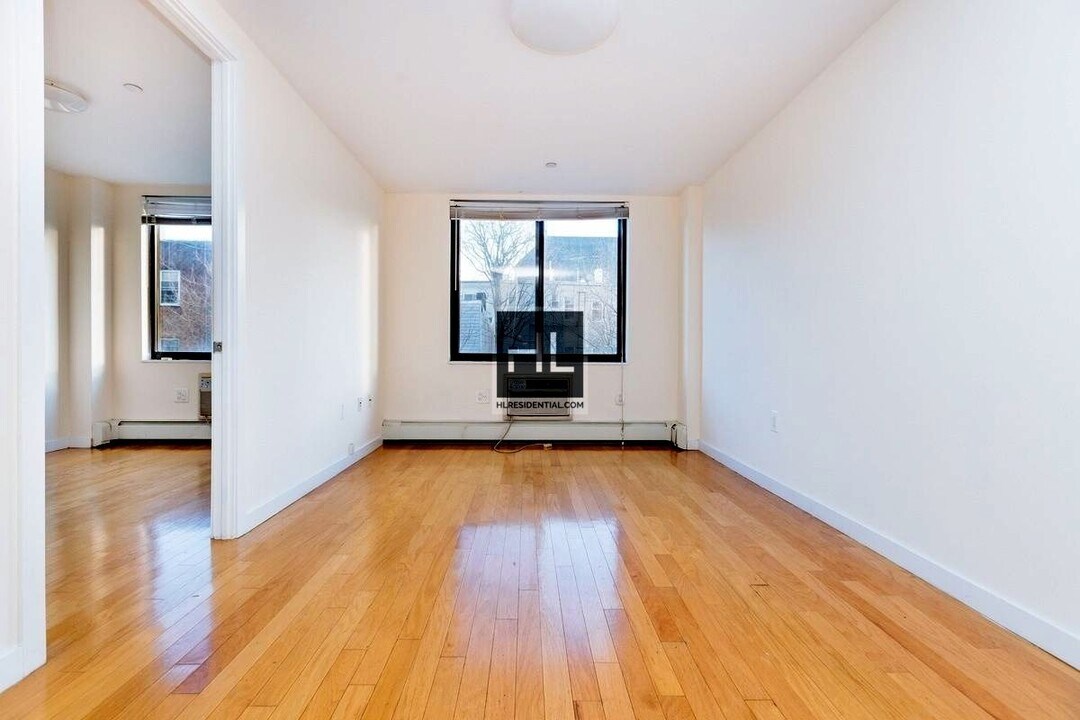 METROPOLITAN AVENUE in Brooklyn, NY - Building Photo