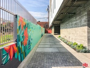 747 Lillian Way in Los Angeles, CA - Building Photo - Building Photo