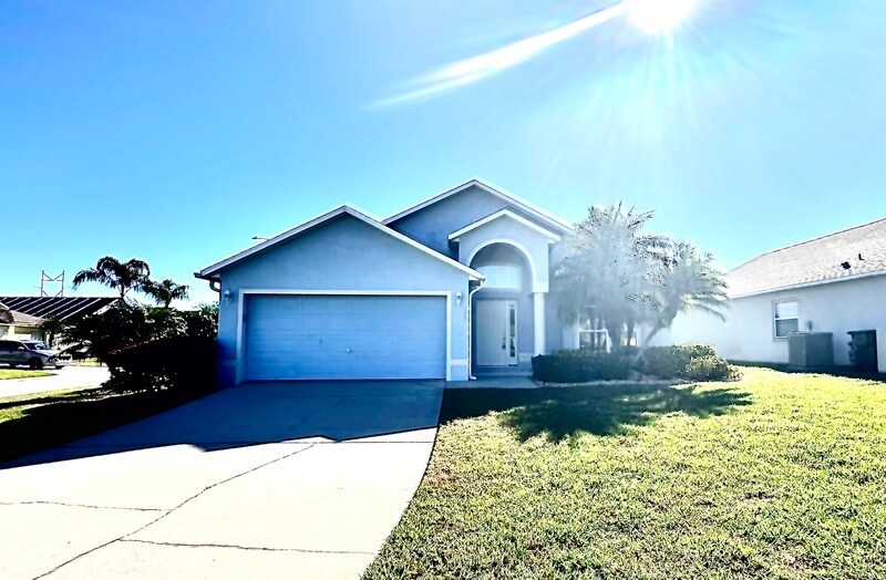 102 Fox Loop in Davenport, FL - Building Photo