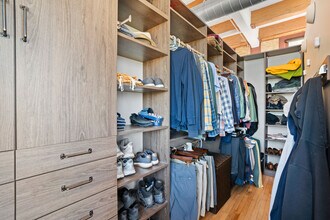 215 W Maple St, Unit 312 in Milwaukee, WI - Foto de edificio - Building Photo