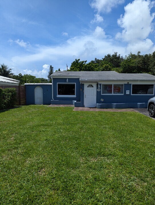 2166 NE 181st St in North Miami Beach, FL - Building Photo