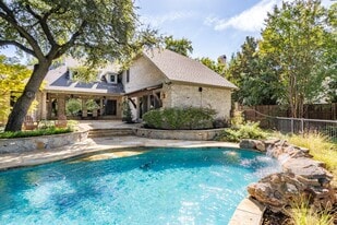 11503 W Ricks Cir in Dallas, TX - Building Photo