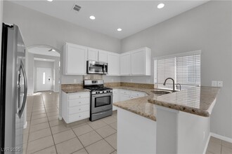 9520 Aspen Glow Dr in Las Vegas, NV - Building Photo - Building Photo