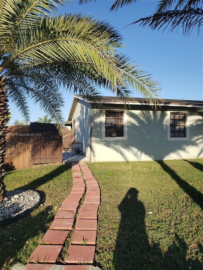 696 SW 17th Ave in Homestead, FL - Building Photo - Building Photo