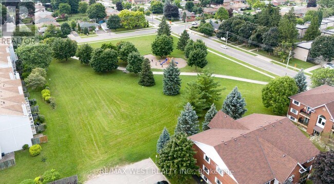 565-565 Greenfield Ave in Kitchener, ON - Building Photo - Building Photo