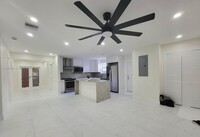 8140 NW 11th Ct in Pembroke Pines, FL - Foto de edificio - Building Photo