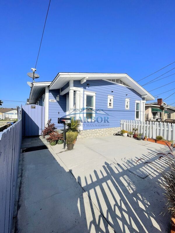 property at 646-646 W 19th St