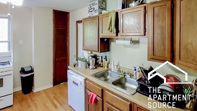 2326 N Southport Ave in Chicago, IL - Building Photo - Building Photo