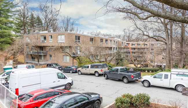 4100 Cathedral Ave NW in Washington, DC - Foto de edificio - Building Photo