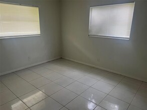 5630 NW 15th St, Unit 1 in Lauderhill, FL - Foto de edificio - Building Photo