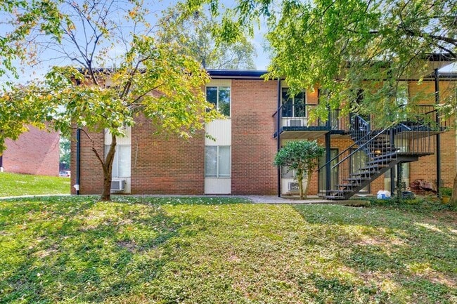 2601 Hillsboro Pike in Nashville, TN - Foto de edificio - Building Photo