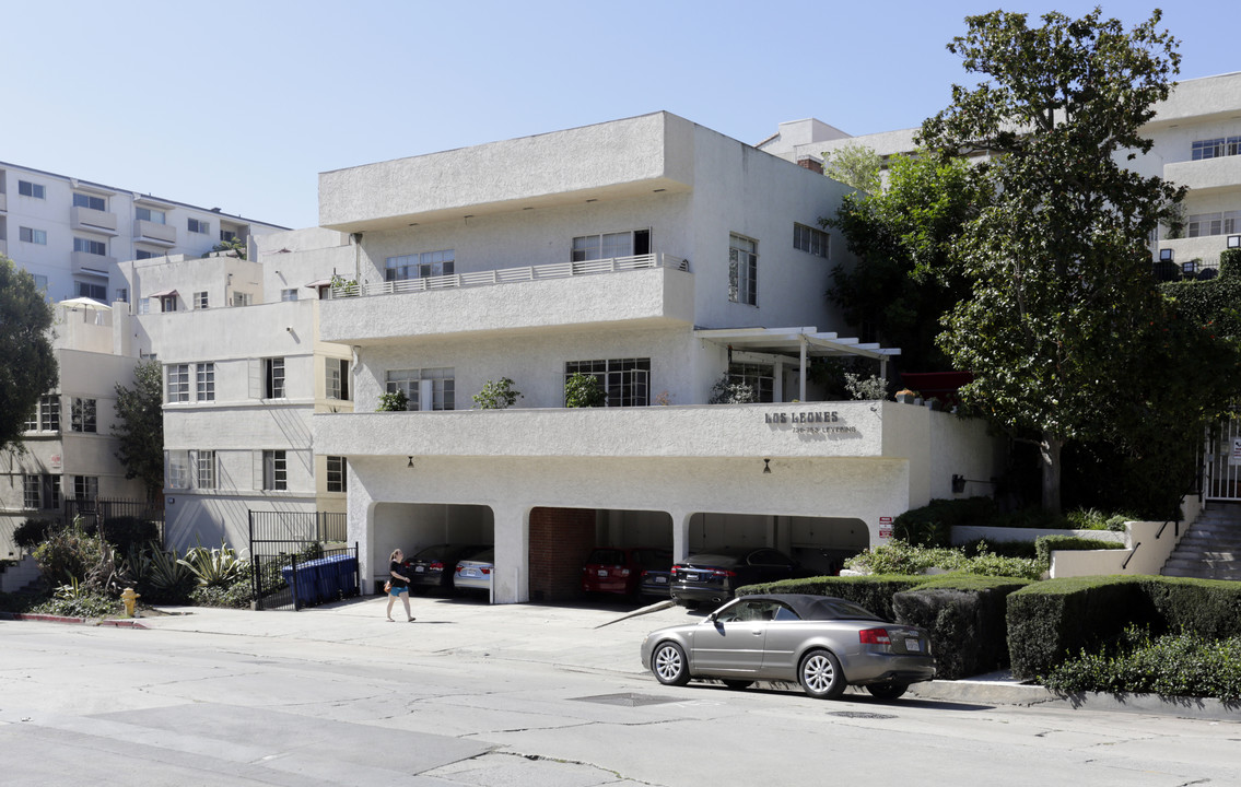 Los Leones Apartments in Los Angeles, CA - Building Photo