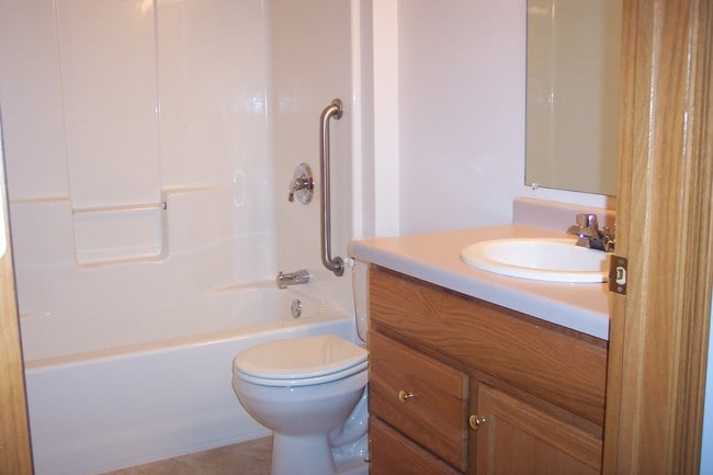 721 Mary Kay Ave, Unit 1/2 in Tomah, WI - Foto de edificio - Building Photo