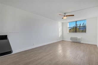 2501 Riverside Dr in Coral Springs, FL - Building Photo - Building Photo