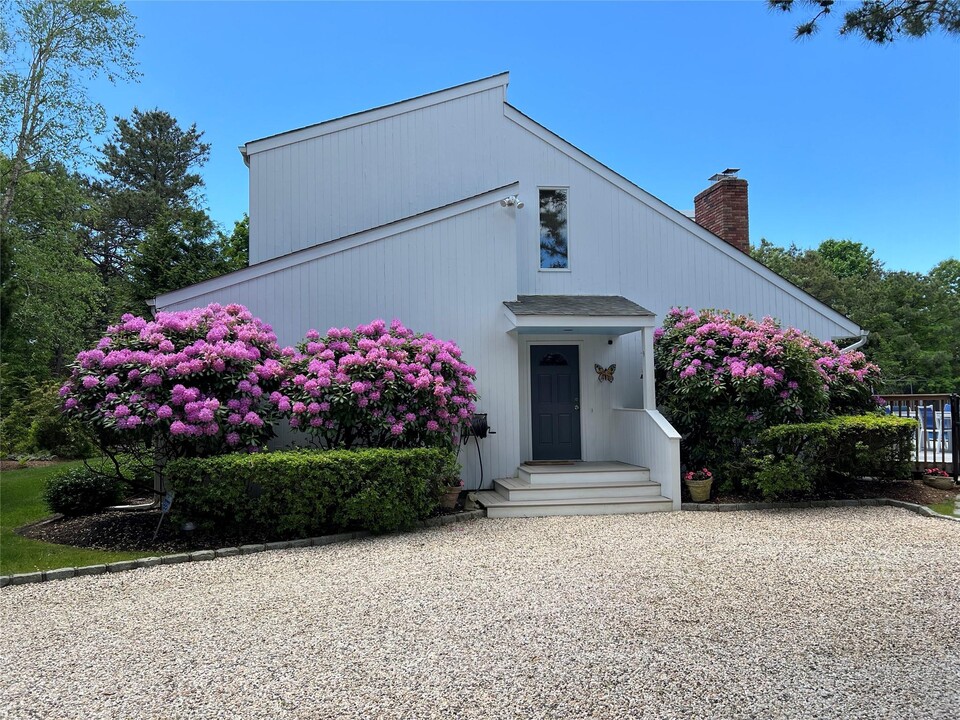 9 Cedarfield Ln in Westhampton, NY - Building Photo