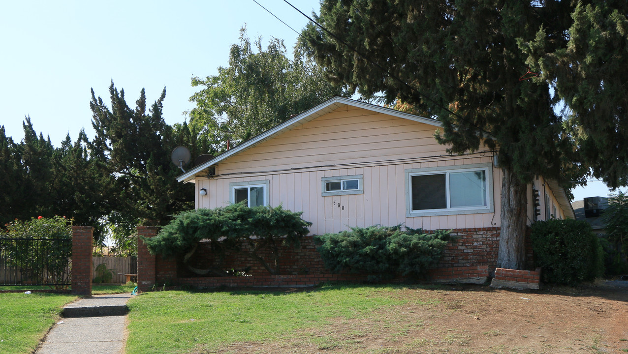 580 Gilbert Ave in Oakdale, CA - Building Photo