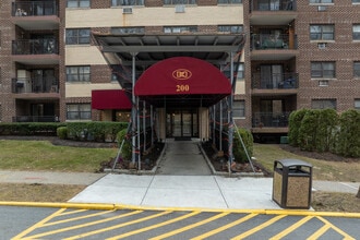 Diplomat Towers in Mt Kisco, NY - Foto de edificio - Building Photo