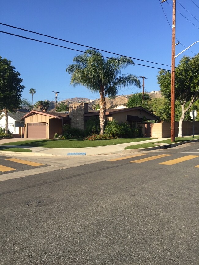 2000 Karen St in Burbank, CA - Foto de edificio - Building Photo