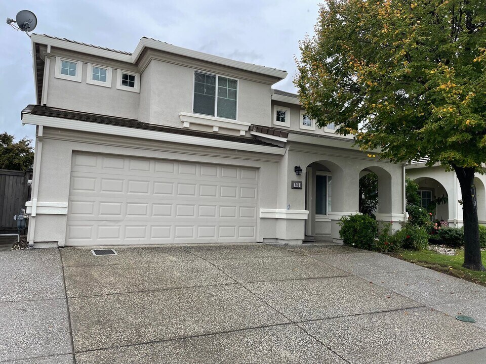 7661 Laguna Beach Way in Antelope, CA - Building Photo