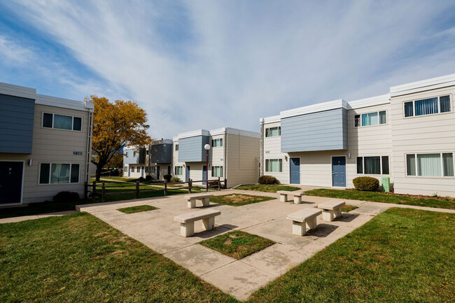 WHITNEY YOUNG MANOR in Colorado Springs, CO - Foto de edificio - Building Photo