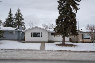 68 Healy Dr SW in Calgary, AB - Building Photo - Building Photo