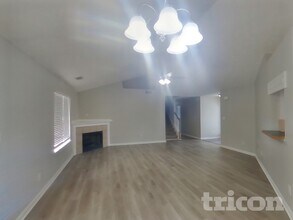 2043 Big Cypress Ln in Locust Grove, GA - Foto de edificio - Building Photo