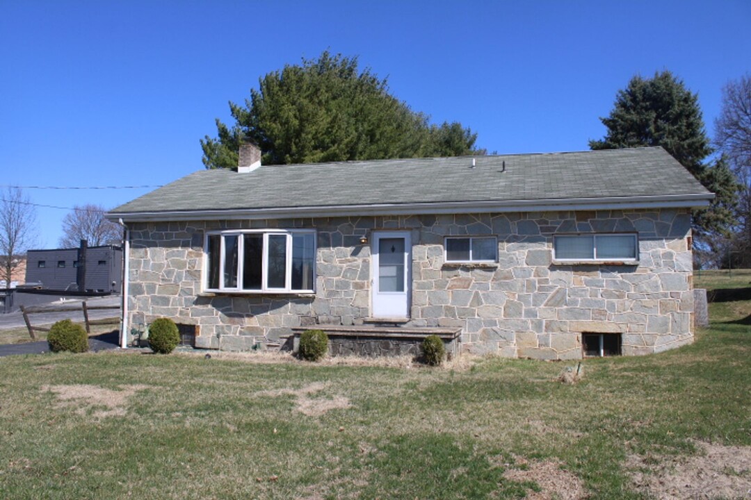 1445 Memory Ln in York, PA - Building Photo